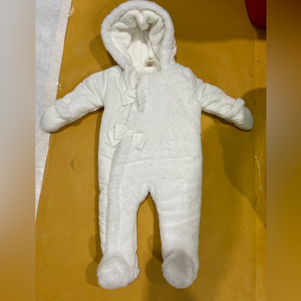 Cozy warm  baby snow suit 6-9 months , white as snow in new like condition